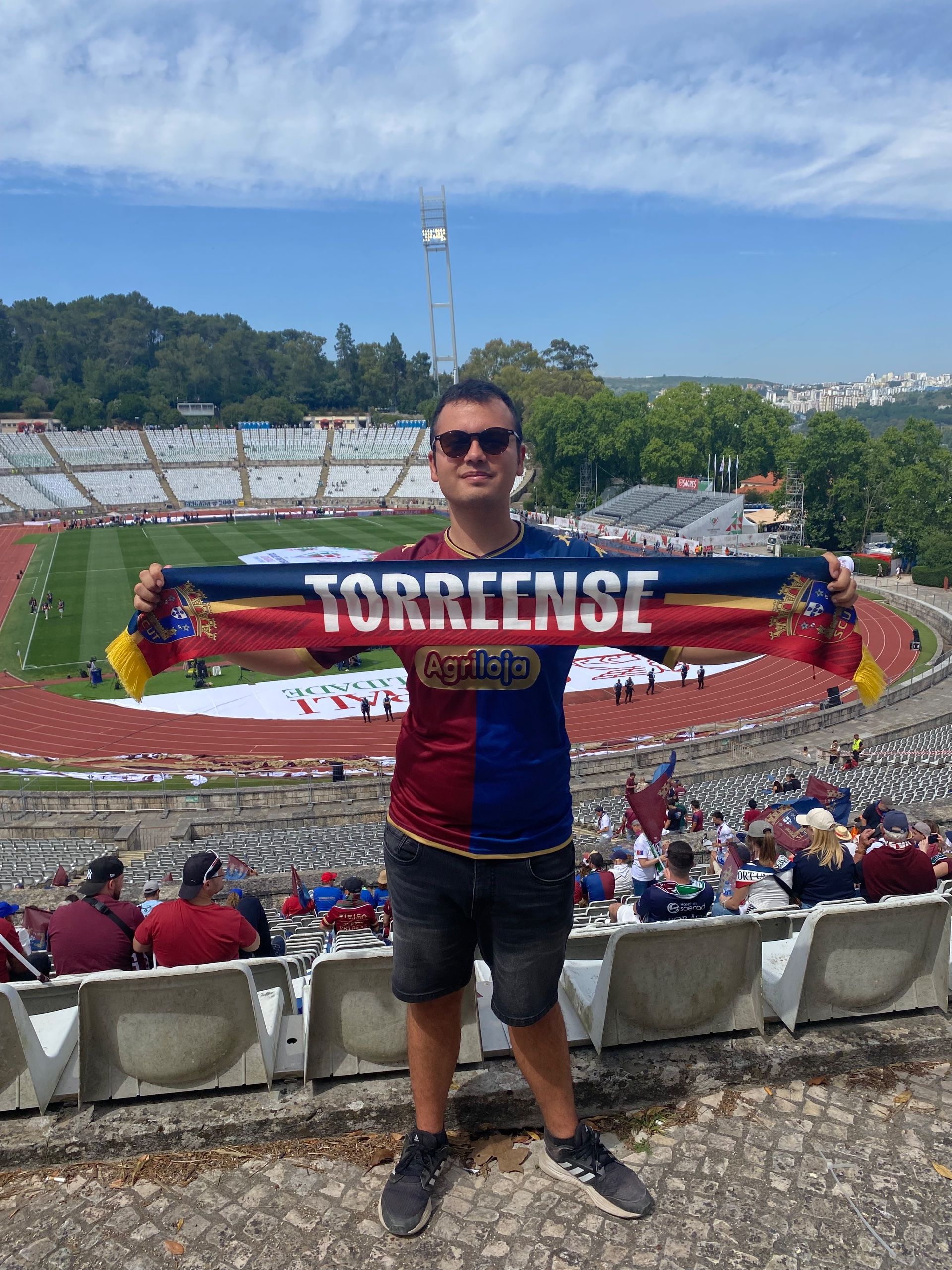 Um dia que jamais esquecer. Viver pela primeira vez um taça de Portugal e ver o Torreense ser o vencedor foi a cereja no topo do bolo ❤️💙 um dos melhores dia de sempre que já vivi até aos dias de hoje! Irei recordar este dia com muito carinho cheio de felicidade todos unidos por um clube que é família!