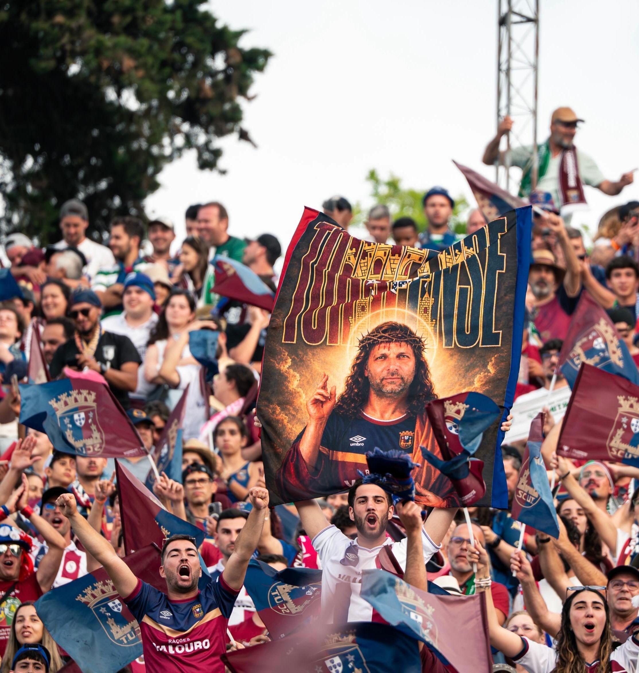 A bandeira que surgiu de uma promessa feita em janeiro quando o mister assumiu o comando da equipa