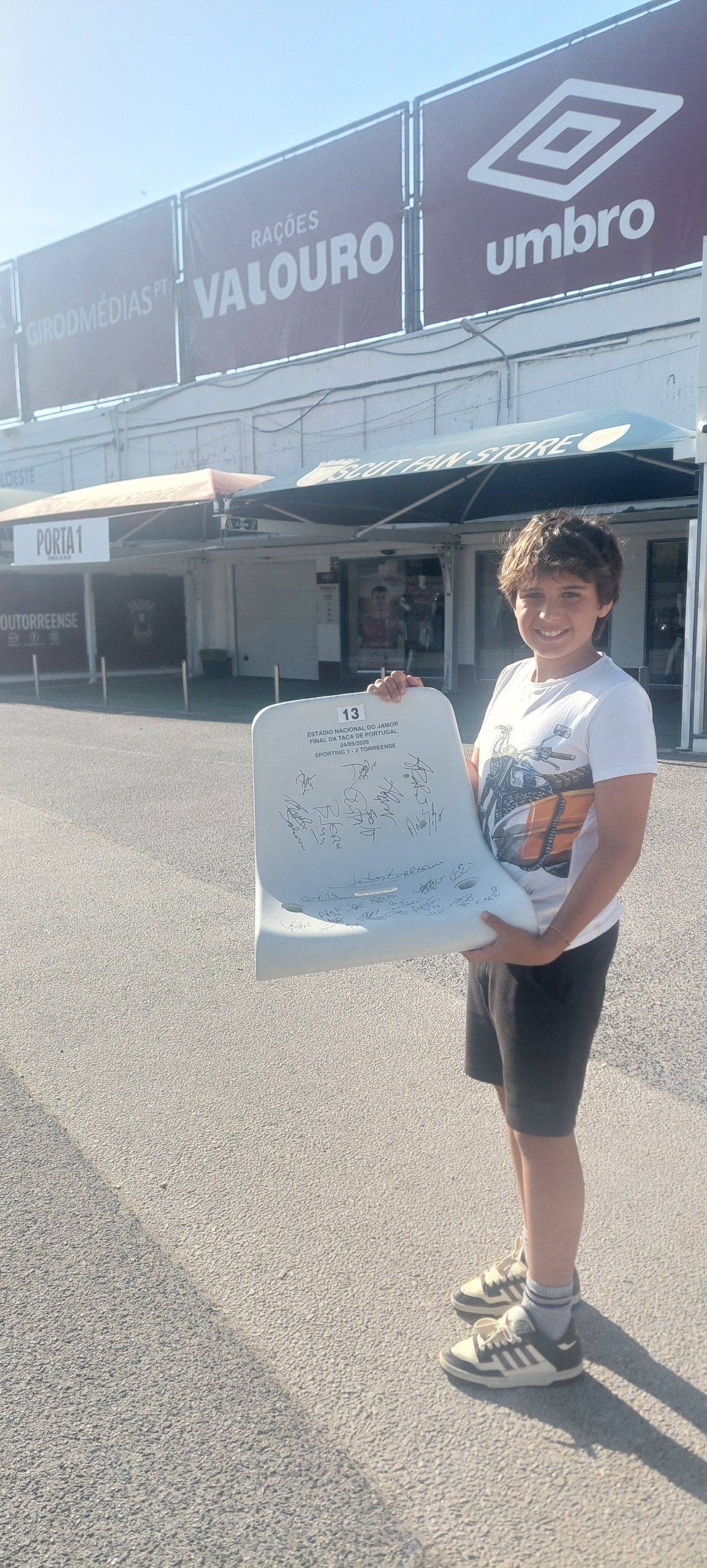 Fui com o meu filho Nuno Pedro de 10 anos ver a final, durante o jogo, a cadeira nr 13 da fila da frente soltou-se e o Nuno ficou o resto do jogo sempre de olho na cadeira. Quando o jogo acabou e a pessoa que lá estava foi embora, o Nuno virou-se para mim e disse... "Pai posso levar a cadeira?!.." ao que respondi, "bora, o pior que pode acontecer é pedirem para a deixar ficar, mas é uma bela recordação..." pelo trajecto até à Mata, até Sportinguistas se meteram a fazer "protecção" ao Nuno para esconder a cadeira aos olhos dos seguranças... Passámos, a cadeira veio para Torres, foi à cidade receber os nosso heróis e no dia seguinte foi para o Estádio do Torreense para ser assinada pela equipa! Uma bela recordação que o Nuno já prometeu ao Presidente do SCUT, "Quando me fartar da cadeira, vou dá-la ao museu do Torreense..."