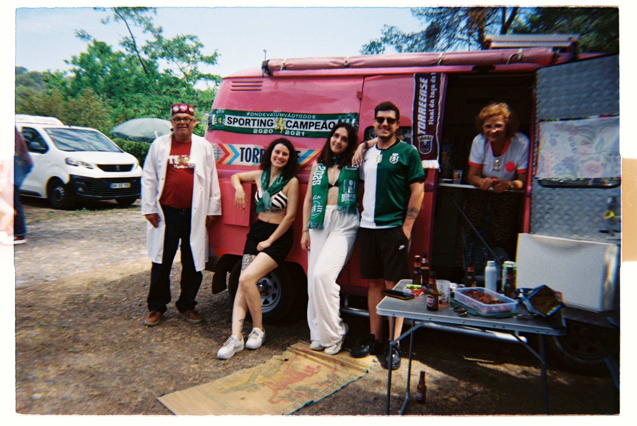Primeira fotografia está o grupo com que começamos a festejar, a segunda fotografia é o grupo que se juntou lá a festejar!