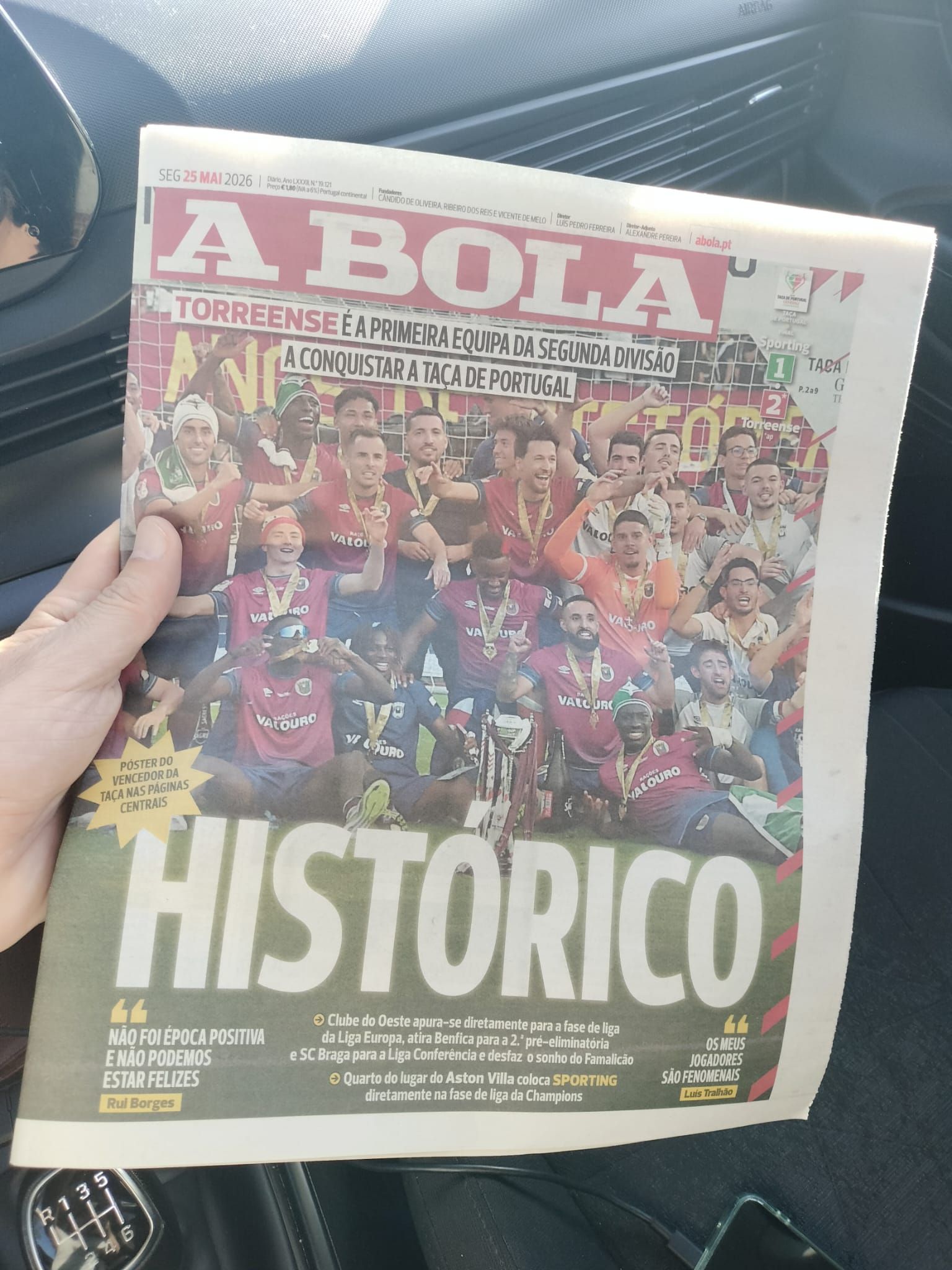 Para a ETERNIDADE, pela primeira vez comprei um jornal desportivo, o qual está guardado com carinho para futuras gerações se orgulharem! Não gosto de futebol, foram as raízes que me fizeram ver o jogo todo, emocionar e gritar em plenos pulmões... Goooooolo! TORREENSE! TORREENSE! Aprendemos todos a lição de que nunca devemos menosprezar os mais "fracos" ... Que os grandes também caem, quando juntos com força de acreditar que se vai vencer, os derruba!