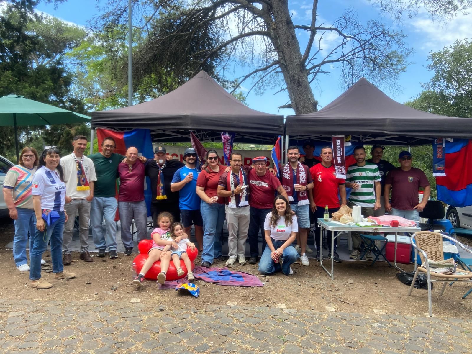 Acompanhar toda este percurso foi um desafio.Horas e horas de viagens,ao sol,ao frio á chuva,mas valeu a pena apoiar esta equipa que realizou um sonho.Mais do que uma equipa são uma família.
Obrigada