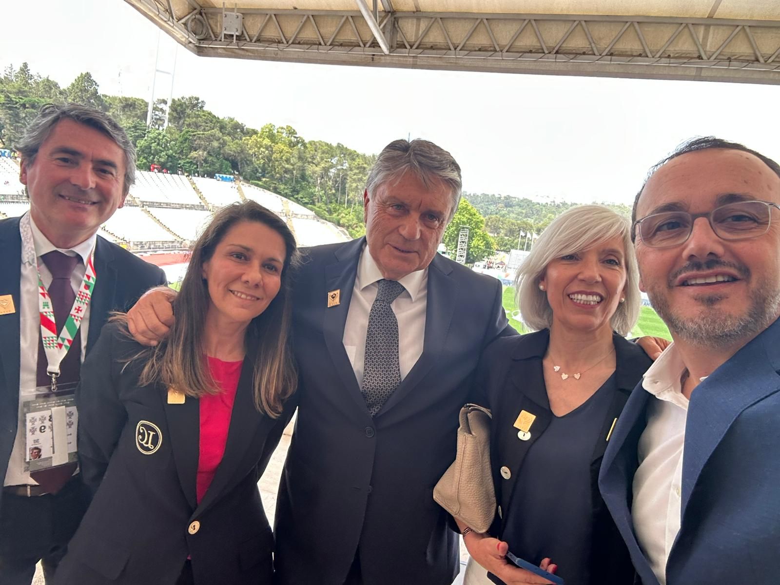 Há dias que não se explicam, vivem-se. Aquele domingo no Jamor foi um desses dias. A festa começou cedo, azul e grená. Famílias estendidas em mantas, crianças a correr entre bandeiras, o fumo das brasas a levantar com o aroma inconfundível das febras a assar. Picnics improvisados, ranchos de amigos, copos erguidos, risos e a esperança, quase infantil, de ver David a derrotar Golias. Dentro do estádio, a nossa bancada era um corpo com um só coração, que batia, cantava, gritava, sofria, agitava as bandeiras e nunca deixou de acreditar. Na tribuna, o meu coração batia no mesmo compasso. No campo estavam os nossos heróis, a jogar com alma e com raça. Tinham vindo para ganhar e deixaram isso muito claro logo ao minuto 4 da partida; ao minuto 113 a Taça de Portugal era nossa! INCRÍVEL! Que orgulho! O Torreense fez história. Viva o Torreense! Viva Torres Vedras!